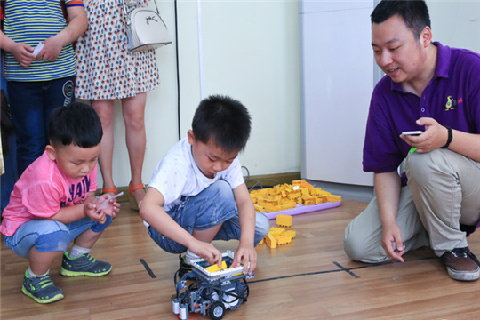 娃力机器人教育加盟学员学习